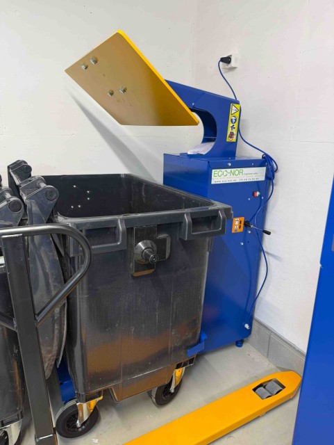 Burger King - ECO-NOR AS - MacFab 660 LTR beholderpresse for restavfall