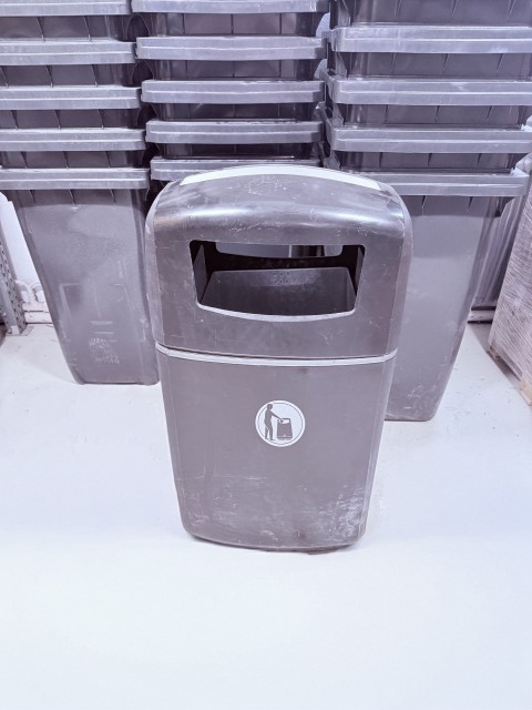 Glasdon Integro - Brukt avfallsbeholder med askebeger på begge sider - ECO-NOR AS