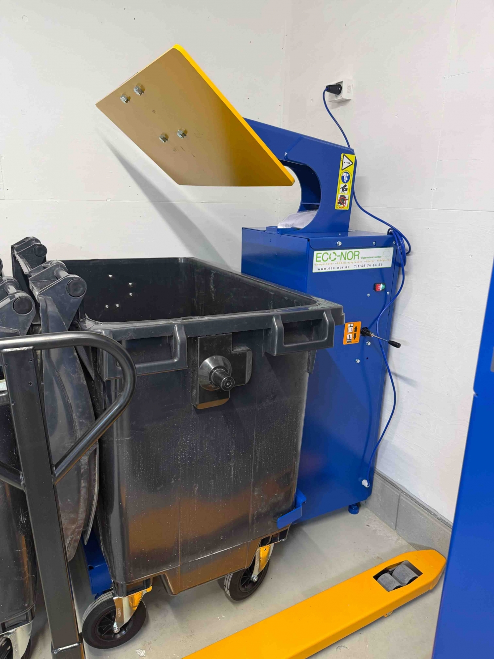 Burger King - ECO-NOR AS - MacFab 660 LTR beholderpresse for restavfall